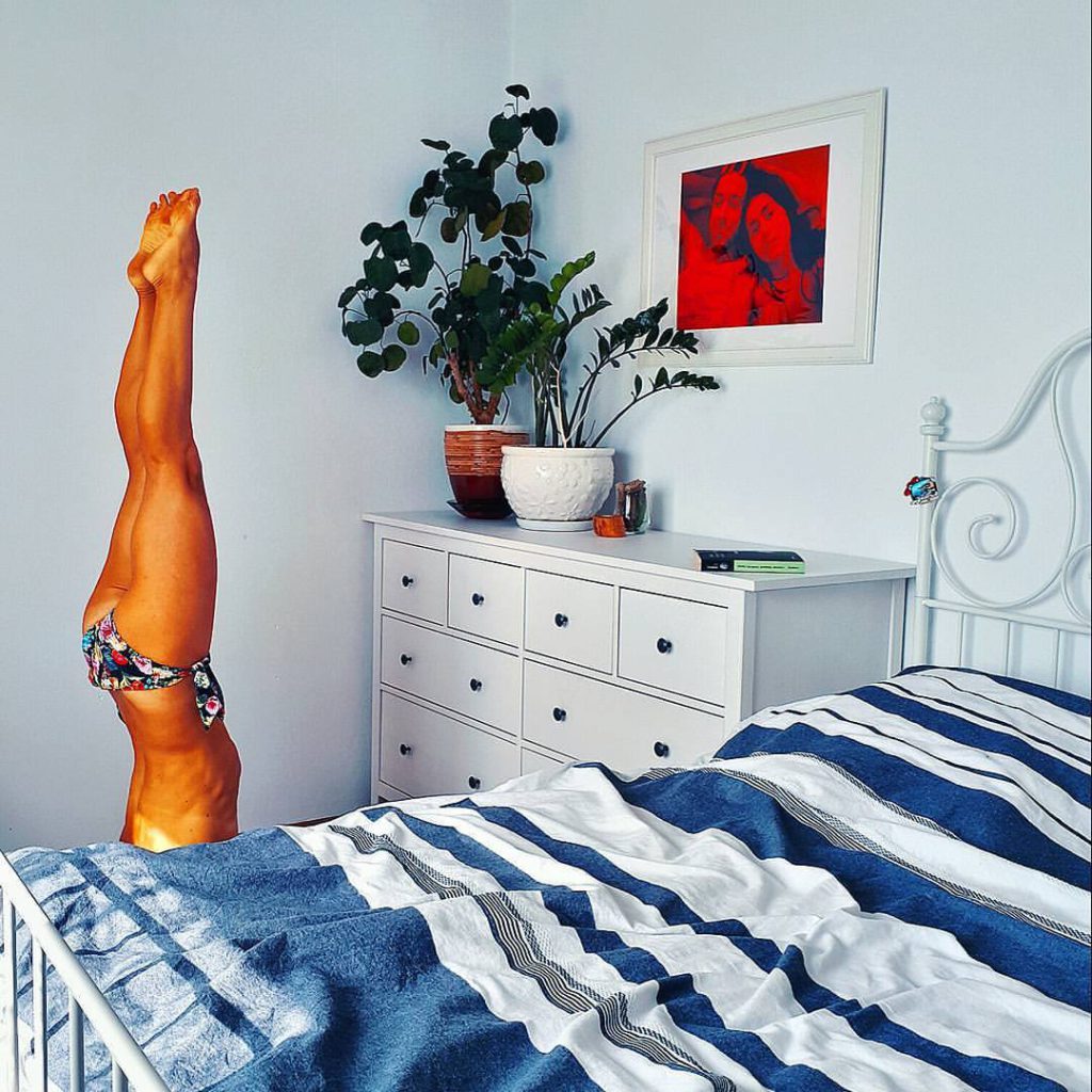 Kobieta ćwicząca jogę w domu